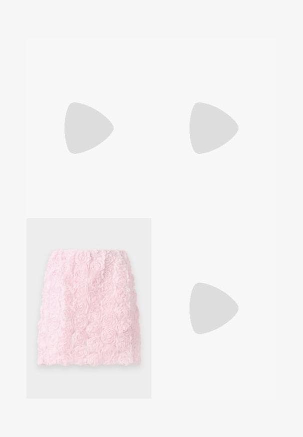 Haut court à manches longues lilas avec un décolleté carré, fermeture à boutons sur le devant, finition froncée et détails de liens réglables sur les manches.; Mini jupe rose avec un design texturé comportant des fleurs en tissu superposées. La surface est douce et détaillée, créant un effet floral en trois dimensions.; Bottines chunky à plateforme rose avec des boucles en forme de cœur double, un bord en dentelle et une semelle épaisse sculptée sur un fond blanc uni.; Pochette à pièces en cuir rose en forme de cœur avec sangle de poignet et fermeture éclair dorée, marquée d’un petit texte doré "Furla".