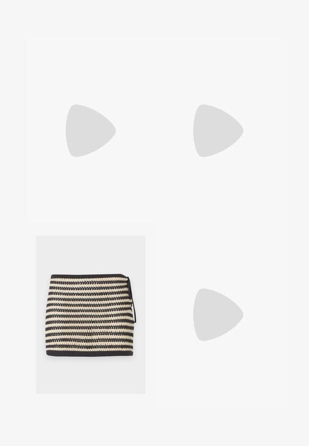 Rash guard noir à manches courtes en matière extensible, avec un logo "ROXY" blanc sur le devant et un design à col rond.; Mini-jupe en maille rayée noire et beige avec un nœud sur le côté et un motif en maille ouverte texturé.; Sandale tong noire en caoutchouc avec semelle texturée et brides lisses, vue de côté sur un fond gris clair uni.; Sac cabas noir texturé avec de larges poignées arrondies présentant le nom de la marque embossé "Samsøe Samsøe" sur fond neutre.