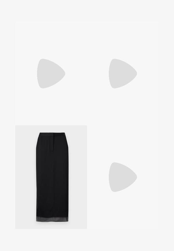 AllSaints ANNA SNAKE TEE - T-shirt print - black; Zwarte lange rok van gladde stof. Heeft een rechte silhoeet met een subtiele doorschijnende zoom, een op maat gemaakte tailleband en een split aan de achterkant.; Zwarte leren Calvin Klein slip-on mule met blokhak rustend op houten tegels buiten, vlak bij een groene plant en een grijze muur.; Zwarte oversized zonnebril met een geometrische vorm, voorzien van donkere glazen en een contrasterend grijs detail op het montuur. Logo op de arm.