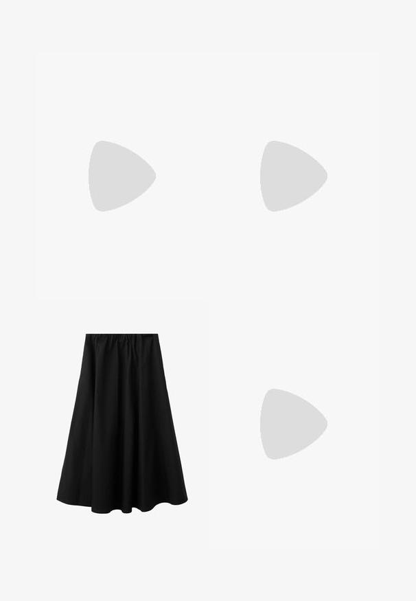 Haut tricoté à manches courtes rayé noir et blanc avec un col et une patte de boutonnage à l'avant, orné d'une bordure noire aux manches et à l'ourlet.; Jupe midi noire avec taille élastique et légère évasement, en tissu lisse adaptée pour un usage décontracté ou formel.; Escarpin slingback en cuir verni noir avec bout pointu, talon bloc de hauteur moyenne et bride réglable à boucle sur fond blanc.; Sac bandoulière en cuir noir tressé avec une lanière unique tressée et une forme douce et rectangulaire arrondie.