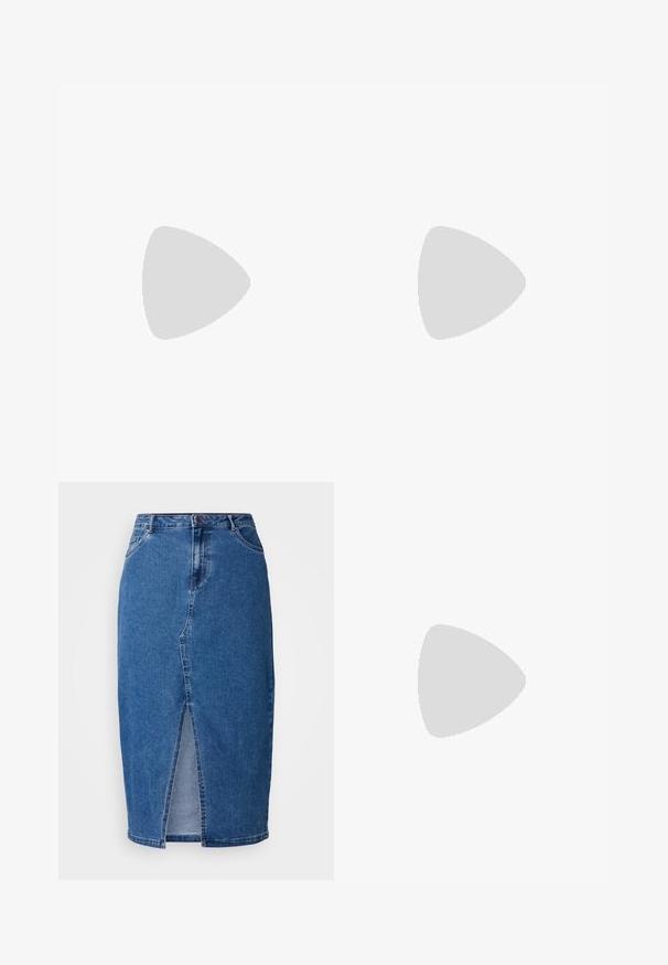 Rode katoenen T-shirt met een ronde hals, korte mouwen en een klein Levi's logo op de linkerborst. Soepele textuur, ontspannen pasvorm.; Denimrok in medium blauw met een voorste split, hoge taille, vijf zakken en ceintuurlussen. De stof heeft een gestructureerde afwerking.; Zwarte leren loafer met dikke grof profielzool en zilveren gesp, schuin geplaatst op een gestructureerd blauw vloerkleed.; Zwarte leren handtas met een gladde textuur. Beschikt over een verstelbare schouderband en een strak, minimalistisch ontwerp met een ritssluiting.