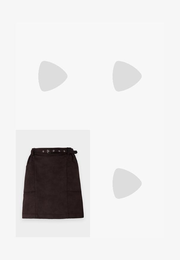 Haut noir à épaules dénudées avec des manches longues, présentant un design superposé et un ourlet légèrement court. Fabriqué en matière côtelée.; Minijupe en daim marron avec taille ceinturée, dotée de poches latérales et de détails cousus. Texture lisse avec un design épuré et minimaliste.; Botte blanche de style western mi-mollet avec bout pointu, talon empilé noir, coutures décoratives et languette de tirage sur la tige.; Petit sac à main noir brillant avec deux longues anses et des détails à cordon sur les côtés sur un fond clair uni.