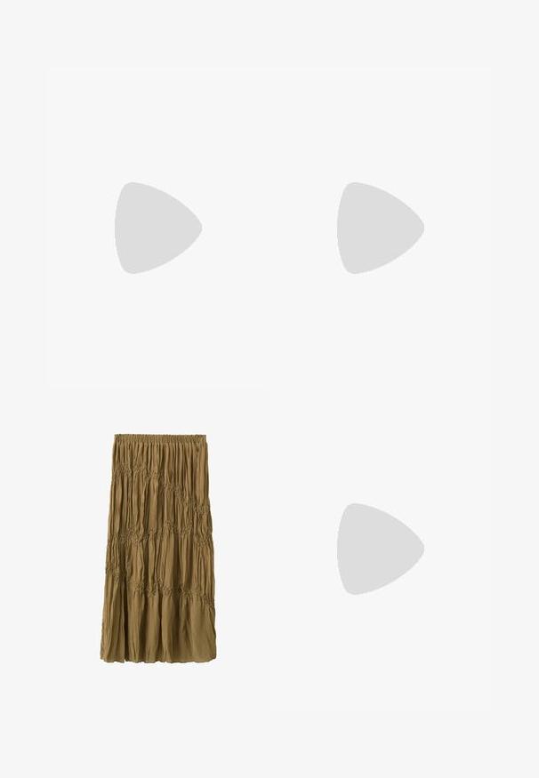 Tissu tricoté vert présentant un motif texturé avec un tissage lâche et ouvert, mettant en valeur des fils fins et de multiples points visibles.; Jupe longue marron avec taille élastique et détails de tissu froncés créant des motifs ondulés horizontaux tout au long de sa longueur.; Sandale noire avec deux boucles dorées et une semelle en liège flottant au-dessus d'un tapis beige devant un canapé au fond neutre.; Lunettes de soleil rectangulaires noires avec des verres jaunes. Les caractéristiques incluent des montures épaisses et un design anguleux avec une finition lisse et brillante.