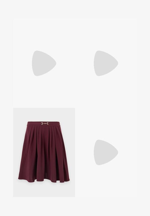 Blusa negra sin hombros hecha de una tela suave. Presenta un detalle retorcido en el escote y una silueta ajustada.; Falda plisada en línea A de color burdeos con un detalle metálico dorado en forma de estribo en la cintura, expuesta sobre un fondo claro liso.; Sandalia de tacón alto negra con un diseño elegante, que cuenta con una correa en el tobillo, punta abierta y una textura de cuero suave.; Bolso burdeos hecho de material brillante, de forma rectangular, con dos asas para el hombro y sutiles acentos curvados en la parte frontal.
