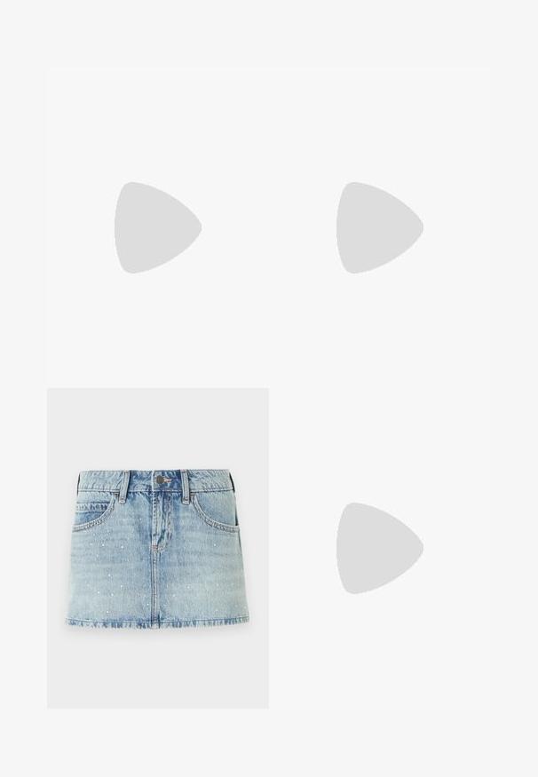Grå kortærmet T-shirt lavet af glat stof, med en rund udskæring og en tætsiddende pasform uden synlige mønstre eller detaljer.; Lyseblå denim mini nederdel med spredte sølvnitter, femlomme-design og frynset kant. Knaplukning ved taljen.; Ben iført mørke ribbede leggings kombineret med sorte balletsko med små sløjfedetaljer på hvid baggrund.; Brun læder skuldertaske med en buet form, der har et fremtrædende spænde, kontrasterende syninger og en enkelt skulderrem.