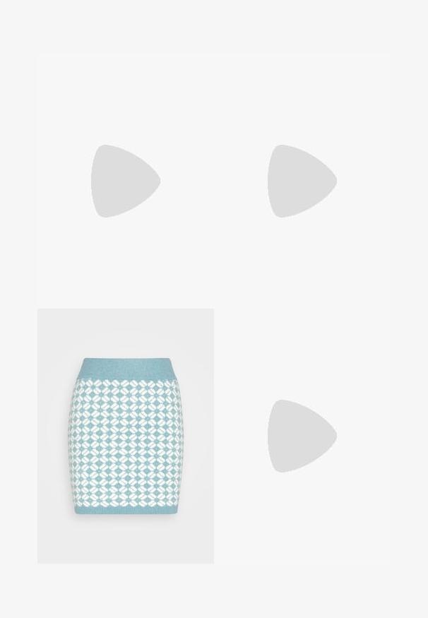 Modrý pruhovaný crop top s širokým výstrihom, bez rukávov a s nápisom "JJXX" umiestneným na strede výstrihu.; VILA VICHEKINA SHORT SKIRT - Minisukňa - arctic/cloud dancer; Biele kožené sandále s nastaviteľnými prackami, vrstvenou čiernou platformou a oranžovým prešívaním pozdĺž okraja.; Biela kabelka z umelého kože so štruktúrovaným trojuholníkovým tvarom, jedným nastaviteľným popruhom a prekrytím so zakriveným akcentom.