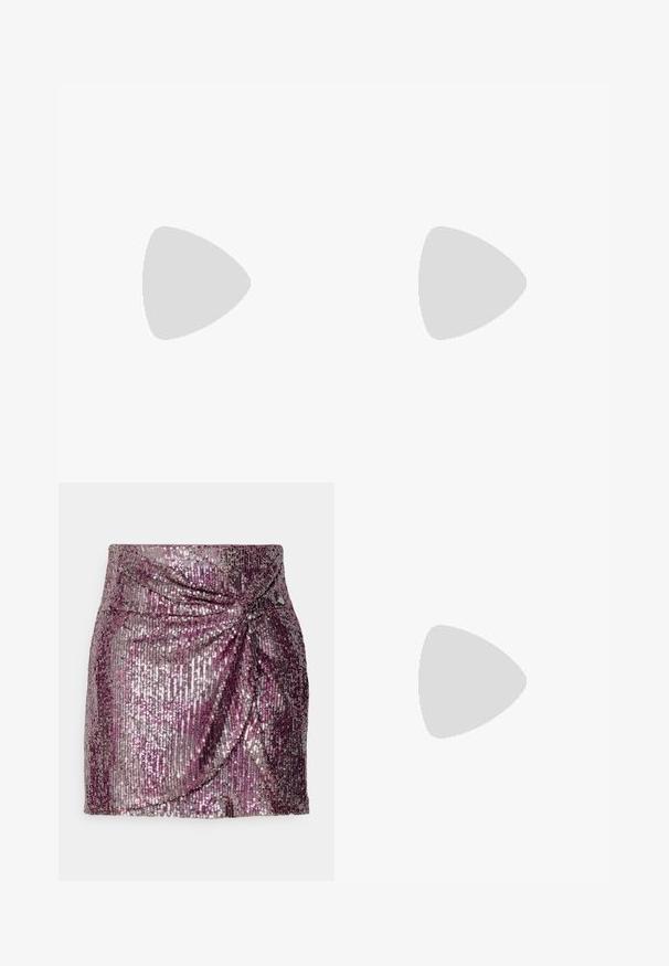 Top court rose avec un col froncé haut, texture lisse et fermeture à glissière à l'arrière. Coupe ajustée sans motifs ou accents supplémentaires.; Jupe mini en sequins présentant un dégradé de violet et d'argent avec un design drapé à l'avant et une silhouette moulante. Texture lisse et finition scintillante.; Baskets athlétiques argentées avec une tige en mesh, une semelle arrondie, des détails texturés et des accents renforcés pour un soutien supplémentaire.; Sac à main en argent métallique de forme rectangulaire, avec une fermeture éclair sur le dessus et une poche avant. Il est doté d'une courte poignée et d'une sangle réglable. Fini texturé.