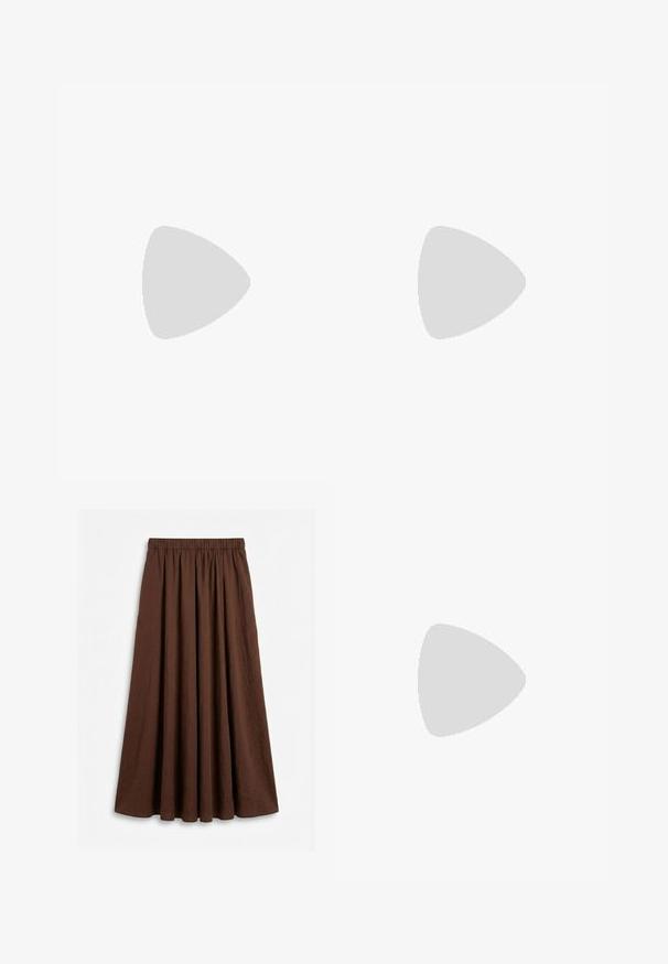 Braunes ärmelloses Oberteil aus glattem Stoff, mit rundem Ausschnitt und abgesenkten Armausschnitten, leicht abgerundetem Saum und minimalistischem Design.; Brauner, langer, plissierter Rock mit elastischem Bund, der vor einem weißen Hintergrund hängt.; Schwarze Flip-Flops aus glattem Leder, mit einem dünnen Riemendesign und einer flachen Sohle mit minimalem Profil. Keine bemerkenswerten Muster oder Akzente.; Kleine schwarze glänzende Handtasche mit zwei langen Griffen und seitlichen Kordelzug-Details vor einfachem hellem Hintergrund.