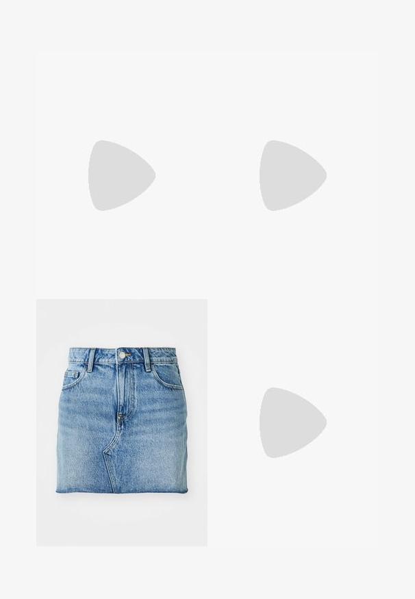 Sort t-shirt med korte ærmer og rund hals, ensfarvet design, lagt fladt på en hvid baggrund.; Denim minisokker har en lys blå farve, lige snit, fem-lomme design og en knaplukning med en subtil falmet tekstur.; Sort læderankelstøvle med lav hæl, dekorative syninger og spids tå, placeret opret på en brolagt overflade ved siden af en flisebelagt væg.; Brune-farvede rektangulære briller med en glat overflade, der har slanke arme og gennemsigtige linser. Logoet er synligt på venstre temple.