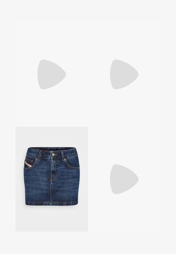 Sort kortærmet t-shirt med en tætsiddende design, der har et struktureret Diesel-logo i oval form på fronten.; Denim nederdel i mørkeblå med en tætsiddende design, fem lommer og orange syninger. Har en metalknaplukning i taljen.; Sorte knæhøje støvler lavet af glat læder med en blokhælfod, rund tå og et slankt, ubesmykket design.; Sorte solbriller med rektangulært stel, mørke linser, glat plastmateriale og en metalaccent på templet.