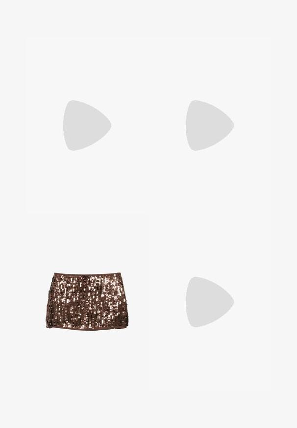 Haut asymétrique marron à col licou avec fines bretelles, décoré de motifs tourbillonnants composés de petits clous ronds dorés.; Mini-jupe brune courte recouverte de sequins brillants et munie d'un cordon à la taille, présentée sur fond blanc.; Bottes en cuir bordeaux glacé montant jusqu'au genou, avec un bout carré et un talon bloc, présentant un design ample et des détails de couture minimalistes.; Sac à main en cuir marron foncé avec double poignée, poche avant zippée, boucles décoratives et nœuds latéraux sur fond blanc.