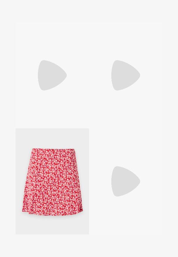 Rød, kortærmet top lavet af glat stof med firkantet halsudskæring og en tætsiddende silhuet, der har rene, lige kantlinjer.; Rød blomster nederdel med letvægtsstof, flagrende design og hvide og blå blomstermønstre. Elastisk talje for justerbar pasform.; Rød højhælet sandal med et glat, shiny lædermateriale, flere tynde stropper, en ankelbuckle og et spidst tådesign.; Rød lædertaske med sølvnitter rundt om den øverste kant og håndtagene, der har en aftagelig skulderrem på en ensfarvet baggrund.