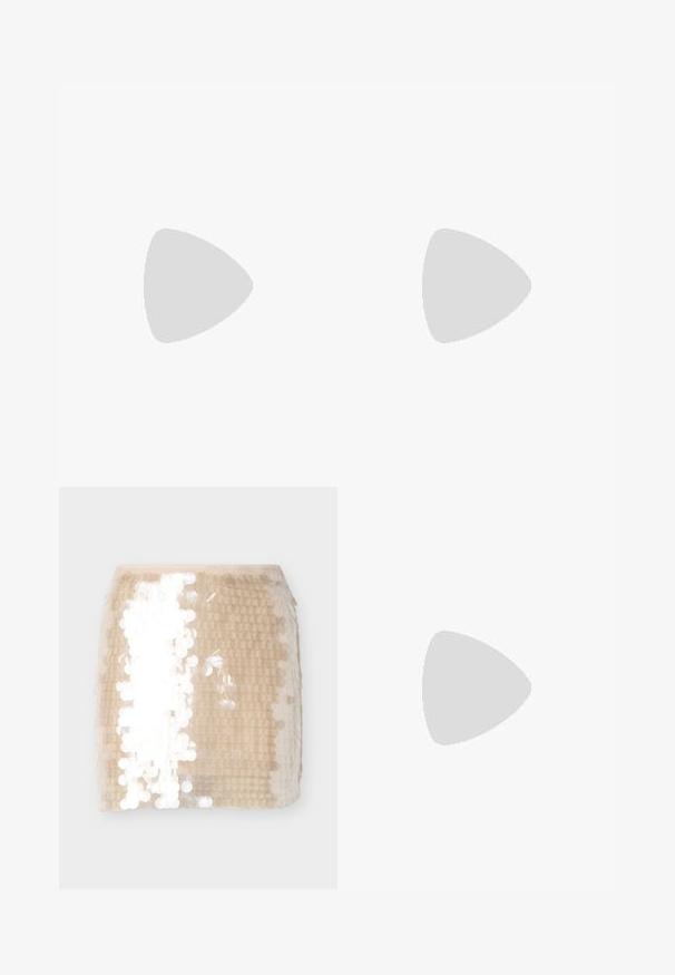 Grijze trui met korte mouwen van gestructureerde gebreide stof, met een ronde halslijn en een cropped ontwerp. Geen zichtbare patronen of accenten.; Beige minirok bedekt met grote iriserende pailletten die een glinsterend effect creëren, getoond op een effen witte achtergrond.; Puntige slingback schoenen van textuur leer met slangenprint, met een slanke zwarte hak en een uitgesneden ontwerp aan de zijkanten.; Kleine zilveren handtas met handvat bovenop, kettingriem en decoratieve strik met strass steentjes op de voorflap.