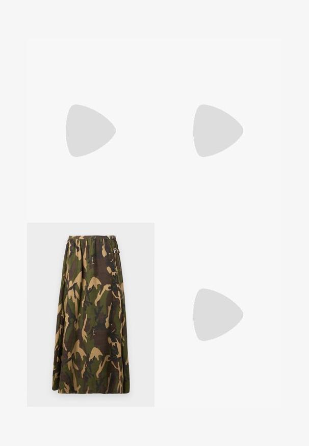 Schwarzes Langarmshirt mit Rundhalsausschnitt, lockerer Passform und gelbem Markenetikett im Krageninneren.; Camouflage-Rock in Grün- und Brauntönen; verfügt über ein plissiertes Design und silberne Hardware-Akzente an der Taille.; Schwarze Leder-Ballettschuhe mit gerafften Details am Kragen, runder Spitze und flexiblem Gummisohle. Ganze Oberfläche mit glatter Textur.; Schwarze Lederhandtasche mit zwei langen Griffen, glatter Textur und einer abgerundeten Basis mit dekorativen Akzenten an den Seiten.
