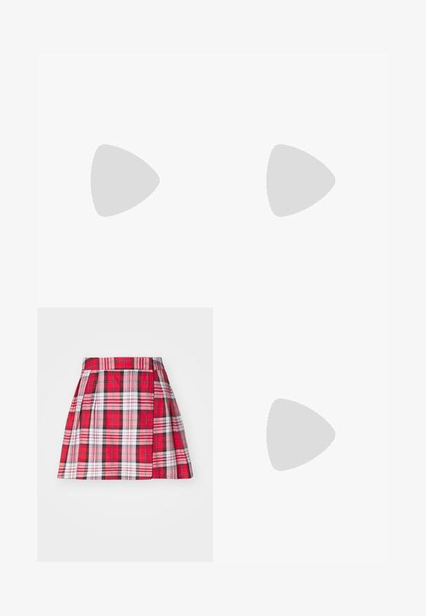 Blauw langwerpig gebreid crop top met een ronde hals. Effen textuur en aansluitend ontwerp, met een subtiel patroon overal. Merklabel zichtbaar.; Rode geruite rok met plooien, featuring een mix van rood, zwart en witte ruiten. Gemaakt van zachte stof, heeft het een aansluitende taille en een uitlopende zoom.; Zwarte enkellaars van soepel leer, met een zijrits, gele stiknaden en een dikke, gegroefde rubberen zool.; Rode netstof handtas met een gebogen vorm, zilveren kettingdetails en een verstelbare schouderband. Heeft een merkinsignia aan de voorkant.