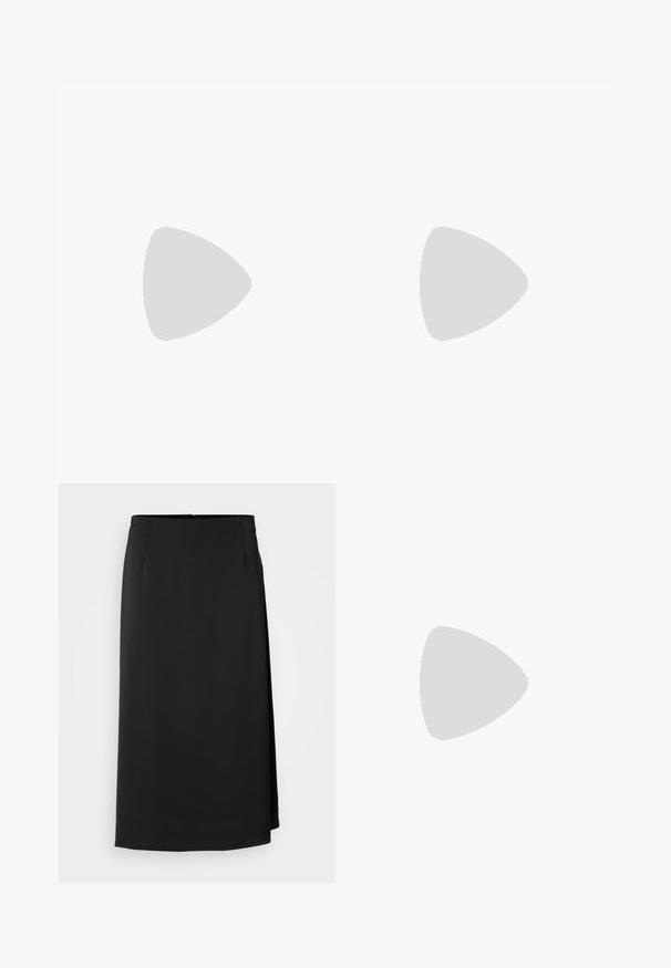 Bordeaux crop top lavet af glat stof, med korte ærmer, en V-halsudskæring og et udskæringsdetalje bagpå med en samlet frontdesign.; Sort, knælang nederdel lavet af struktureret stof, med lynlås lukning og subtile plisseringer i taljen for form.; Sort flad sandal med tynde stropper, tåloop og justerbar spænnelukning ved anklen på en ensartet lysegrå baggrund.; Sort taske lavet af blødt, glat stof. Har et sammensnoet håndtag og en snørrelukning, med en rektangulær form og ingen synlig hardware.