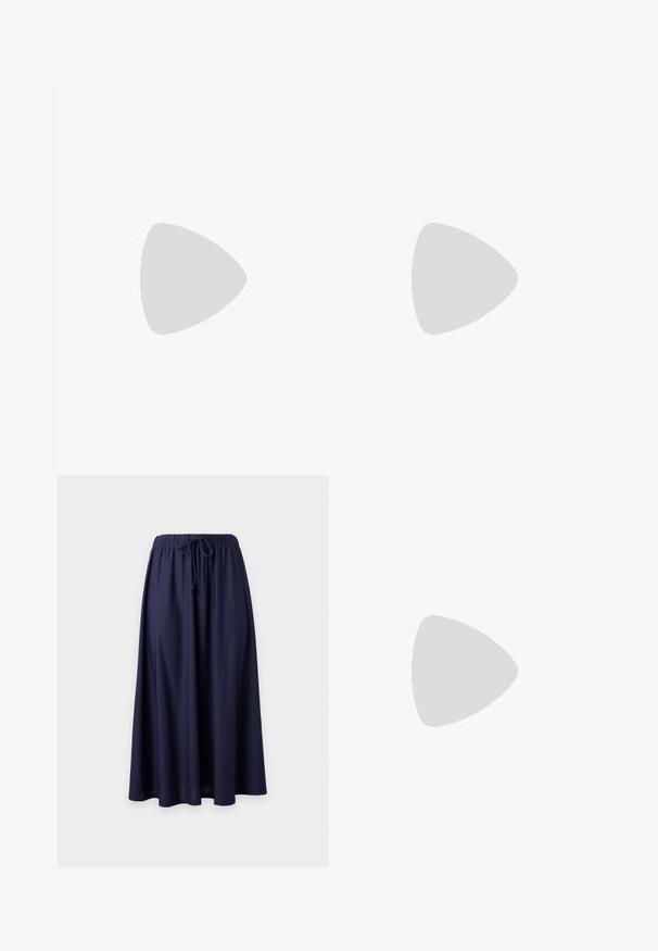 Haut bleu marine à manches courtes avec un décolleté en V. Fabriqué en tissu doux, présentant une texture lisse et une finition d'ourlet soignée.; Jupe longue bleu marine avec taille élastique et cordon à nouer à l'avant, tissu fluide avec une légère évasement à l'ourlet.; Sandale marron à fines brides, boucle à la cheville et talon de hauteur moyenne, vue de côté sur fond blanc.; Sac à main en cuir brun avec une forme courbée, accentué par un petit détail en métal doré et une surface texturée, doté d'une fermeture éclair.