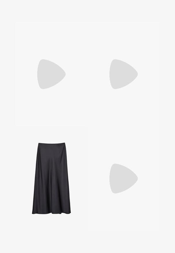 T-shirt blanc à manches courtes avec des pois noirs répartis uniformément sur le tissu, présenté à plat sur un fond blanc.; Jupe noire en A, réalisée en tissu lisse, dotée d'une large ceinture élastique et d'un design fluide qui tombe jusqu'à mi-mollet.; Escarpin en cuir verni noir à talon aiguille, à bout pointu, avec une sangle élastique double pour un maintien sécurisé. Surface lisse et brillante.; Petit sac à main noir brillant avec deux longues anses et des détails à cordon sur les côtés sur un fond clair uni.