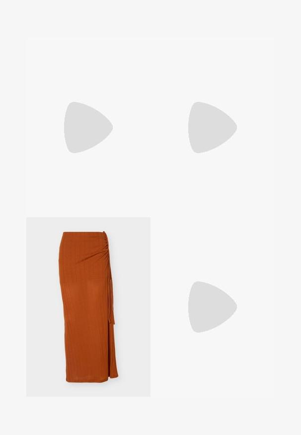 Svetlo béžový halter top s hlbokým V-výstrihom, nariasením na prsiach a viazaním na krku. Vyrobený z jemného, elastického materiálu.; Dlhá sukňa farby hrdze so zdobením na boku a detailom na zaväzovanie, vyrobená z ľahkej textúrovanej tkaniny.; Dámska čierna sandála s hrubým podpätkom, tromi tenkými pásikmi cez prsty a remienkom okolo členka so striebornou prackou na bielom pozadí.; Čierna obdĺžniková kabelka na rameno s jedným nastaviteľným remienkom a horným zipsom na jednofarebnom pozadí.