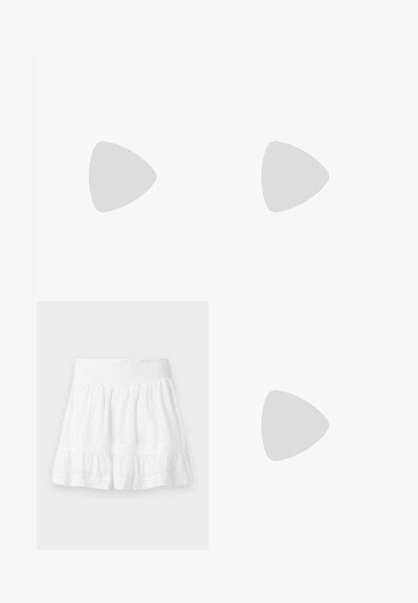Top rosa de manga corta con diseño envolvente, pliegues texturizados y encaje en el escote y las mangas. Cintura elástica para un mejor ajuste.; Minifalda blanca con volantes, cintura elástica fruncida y discretos detalles de costuras horizontales en tela ligera.; Zapatos Mary Jane de cuero negro con punta puntiaguda, tacón pequeño de bloque y correa ajustable con hebilla plateada. Textura lisa y brillante.; Bolso pequeño color crema con asa superior, detalle de nudo y colgante de cadena dorada sobre un fondo claro liso.