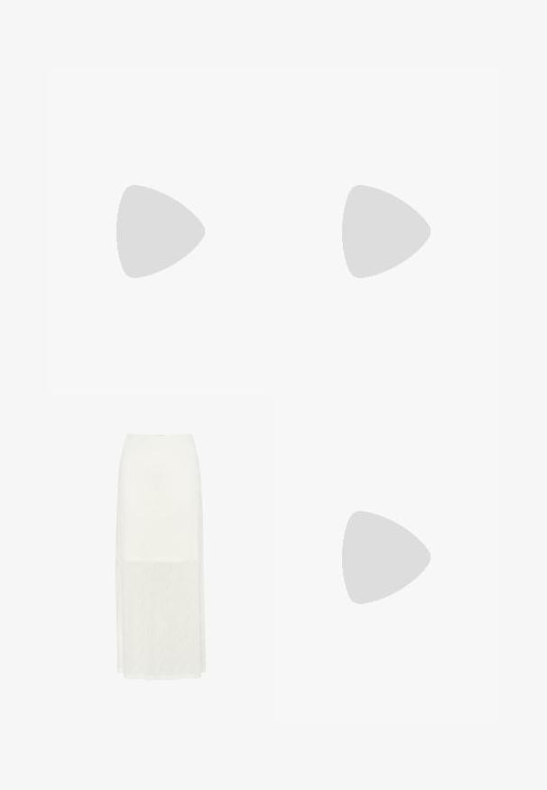 Sort off-shoulder top med foldet stof ved halsudskæringen, en tætsiddende tekstur ved kroppen og korte ærmer. Blødt, glat materiale.; Hvid maxi nederdel lavet af letvægtsstof med en subtil bølget tekstur, der har en lige skæring og et elegant, minimalistisk design.; Sort laklæder plateau sandal med kraftig høj hæl og ankelrem med guldbøjle, vist fra siden på hvid baggrund.; Sort læderhåndtaske med en buet silhuet, tekstureret overflade, en enkeltrem, guldbeslag og en sidelomme med lynlås.