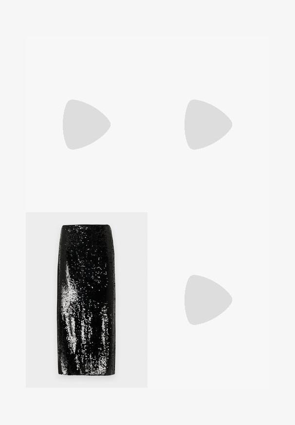 Zwarte longsleeve t-shirt van zacht, soepel stof. Heeft een ronde halslijn en aansluitende mouwen met een rechte zoom. Minimalistisch ontwerp.; Zwarte pailletten kokerrok met een gestroomlijnde silhouet en een gladde textuur, die licht weerkaatst met zilveren accenten en een hoge tailleband.; Even&Odd by Zalando Laarzen - black; Kleine zwarte glanzende handtas met twee lange hengsels en zijkant trekkoord details op een effen lichte achtergrond.