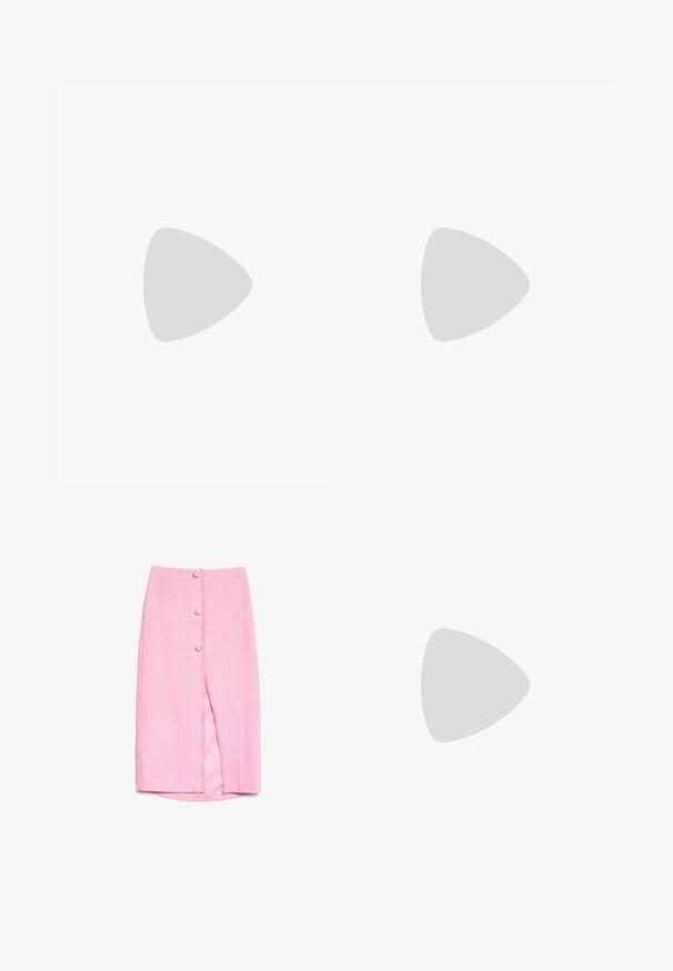 Hvit blondecamisole med tynne stropper, som har svarte sløyfer på skuldrene og en utsvingt kant for en feminin design.; Rosa kneelange skjørt med tre dekorative perleknapper og en frontslisse, laget av strukturert stoff med glatt innside.; Hvite slingback kitten-hel sko med spiss tå, prydet med hjerte og sløyfe av perler på overdelen.; Liten hvit håndveske med stoffroser som dekker vesken og et tynt enkelt reimhåndtak på en ensfarget bakgrunn.