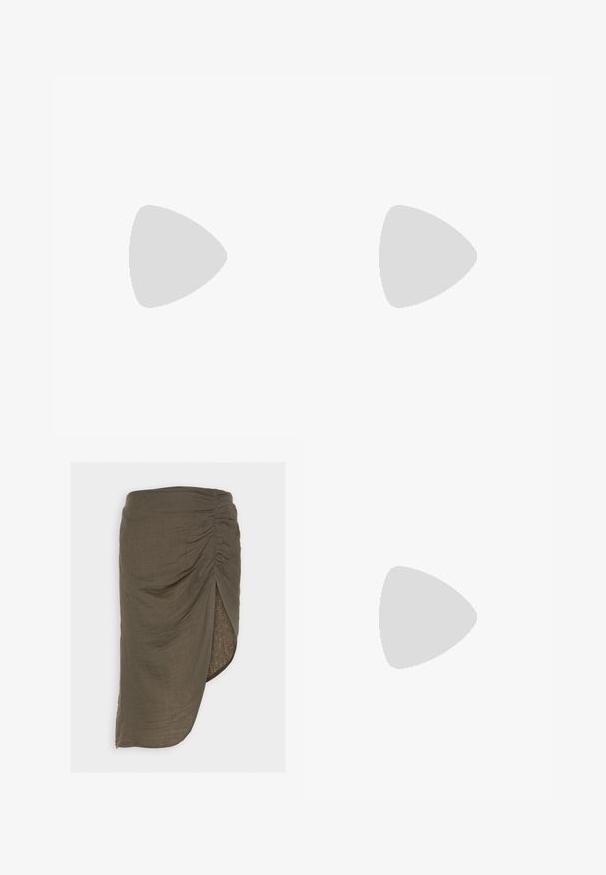 Haut à manches longues en tissu texturé vert menthe et jaune, avec une coupe asymétrique, des fronces sur le côté et des liens au niveau de l'ourlet.; Pieces PCSTINA HIGH SLIT SKIRT - Jupe crayon - kalamata; Des baskets montantes blanches avec plateforme, lacets et œillets argentés, associées à des chaussettes blanches mi-mollet, sur un sol bleu clair.; Les boucles d'oreilles en argent en forme de créole présentent un design lisse et arrondi avec un profil fin et un fermoir sécurisé. Style minimaliste avec une finition polie.