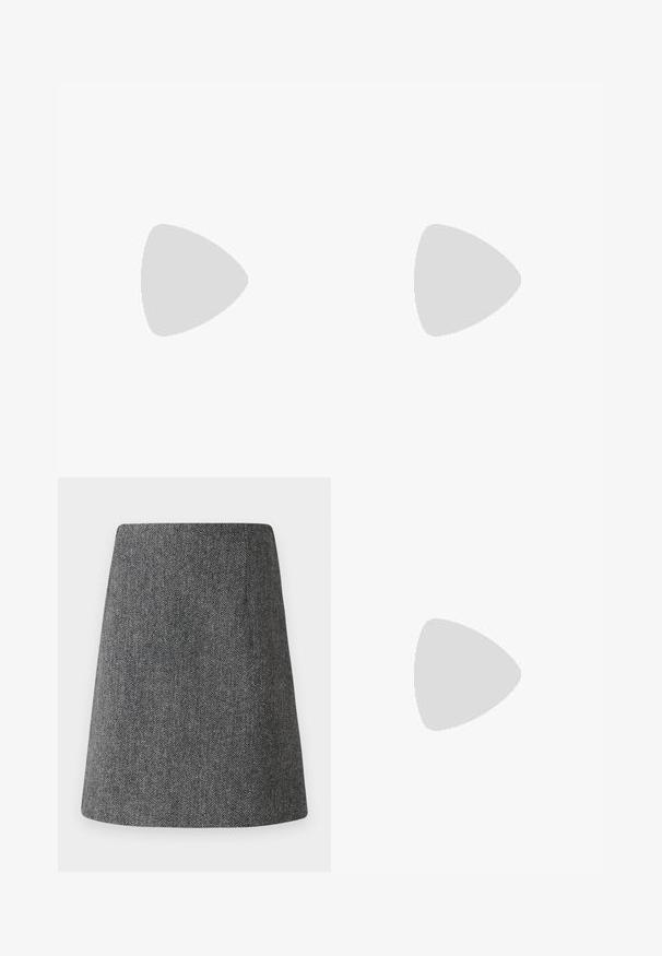 Pull en col roulé blanc, taille ajustée, manches longues, texture douce, tissu lisse, detailing minimal, poignets et col côtelés.; Jupe en chevrons gris avec une forme évasée en A, fabriquée à partir d'un tissu texturé. Présente une taille épurée sans quincaillerie ni accents visibles.; Chaussure à talon haut en cuir noir avec bout pointu et capuchon argenté métallique. Présente une finition lisse et un talon fin de 10 cm.; Porte-monnaie en cuir noir avec texture froncée, cadre en métal argenté, fermeture à verrouillage kiss-lock et bandoulière en chaîne. Surface lisse et douce.