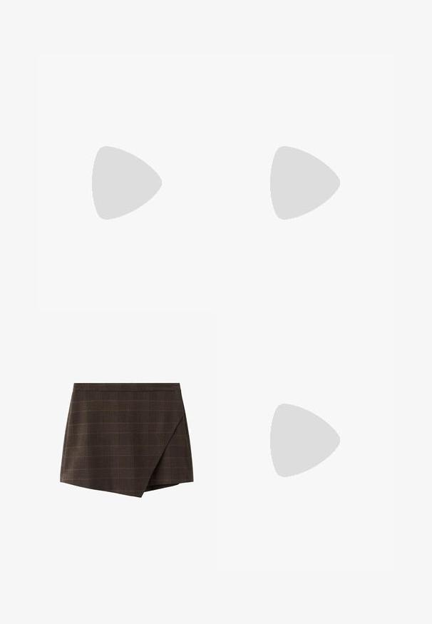 Bodysuit long à manches brunes avec décolleté carré et fermetures à pression à l'entrejambe, fabriqué à partir d'un tissu lisse et extensible.; Jupe portefeuille à carreaux marron avec un design structuré, une ceinture insérée et un ourlet légèrement incliné, en tissu texturé.; Mule en cuir marron foncé à talon haut avec un bout ouvert et un détail de nœud sur la bride avant.; Sac à main en cuir verni marron avec double poignées, bandoulière amovible, poche zippée à l'avant et accents en métal doré.