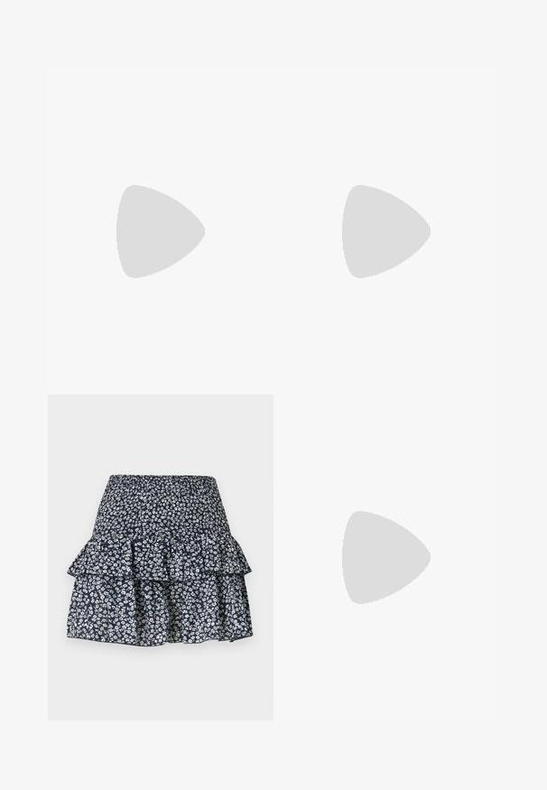 Zwarte geribbelde top met korte mouwen en een V-hals, met geplooide details op de borst en ruffled randen op de mouwen en onderkant.; Marineblauwe gelaagde rok met wit bloemenpatroon en geplooide elastische tailleband.; Benen met donkere geribbelde leggings gecombineerd met zwarte ballerina's met kleine strikdetails op een witte achtergrond.; Zwarte leren handtas met een afgeronde vorm, versierd met zilveren studs, en een korte handgreep. Gladde textuur en ritsluiting.