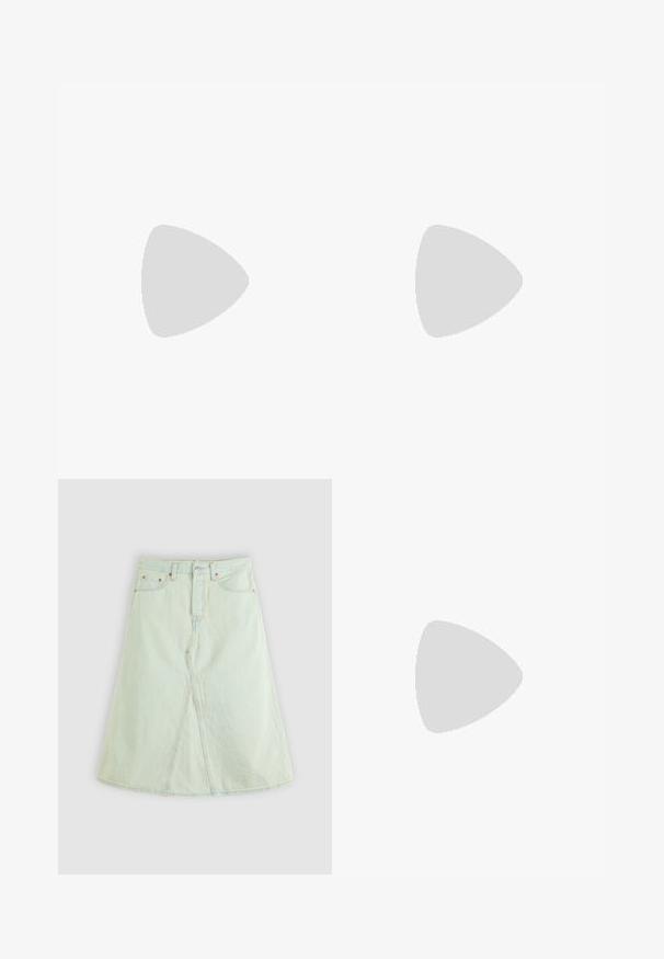Mintgrøn t-shirt med korte, pufsyer og detaljeret hvid broderi. Rund halsudskæring og blød tekstur. Simpelt, moderne design.; Lys grøn denim A-linje skirt med en frontsplit, fem lommer og metalhardware. Har høj talje og kontrasterende syninger.; Person iført grå denimbukser og lyserøde flade sko i ruskind, stående på en hvid overflade.; Blød, cremefarvet læder clutch taske med samlet, rynket design og en tynd skulderrem, der hviler foran på en ensfarvet baggrund.