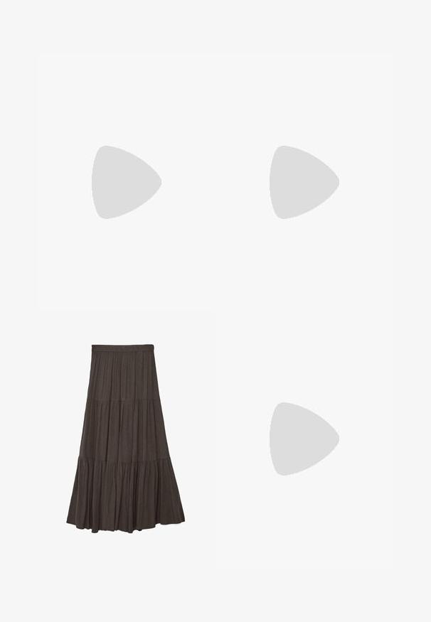 Haut noir sans manches avec encolure drapée et doux plis sur un côté, en tissu lisse.; Jupe maxi à volants marron foncé avec une taille élastique, comportant trois sections froncées pour un look fluide et texturé.; Mule en cuir marron foncé à talon haut avec un bout ouvert et un détail de nœud sur la bride avant.; Sac à bandoulière en cuir marron foncé avec une forme courbée, une sangle réglable et une fermeture éclair dorée le long du bord inférieur.