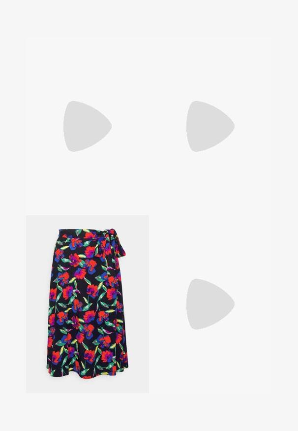 Rode off-shoulder top gemaakt van ribbelstof, met korte mouwen en een getailleerd ontwerp. Gladde textuur, effen kleur zonder patronen.; Even&Odd MIDI SKIRT WITH SHELL FABRIC - A-lijn rok - multicoloured; Zwarte sandaal met hoge hak en bandjes, met enkelgesp, zwevend boven een gestructureerd grijs trottoir met een betegelde muur op de achtergrond.; Kleine zwarte gewatteerde handtas met korte, gewatteerde handgreep en "HUGO"-label aan de voorkant, afgebeeld tegen een effen lichte achtergrond.