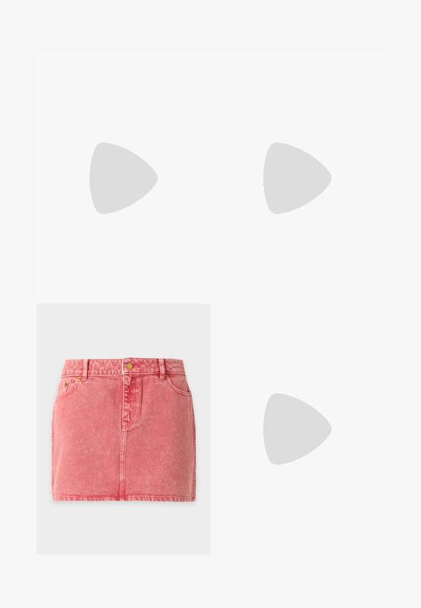 Hvid skjorte med knapper lavet af bomuld. Har en klassisk krave, lange ærmer og standard knappelukning med beige knapper. Glat tekstur.; Pink denim mini nederdel med forlommer, bæltestropper og knaplukning på en lys baggrund.; Sort læder stiletter med spids tå; har et metalisk guldakcent på tåkapperne. Glat overflade med et strømlinet design.; Beige håndtaske med dobbelt spænde detaljer, struktureret overflade, lynlås lukning og en enkelt justerbar rem. Har logo detalje på forsiden.