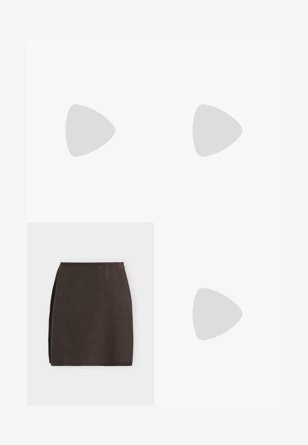 T-shirt à manches courtes rayé noir et blanc horizontal avec col et poignets côtelés noirs, posé à plat sur un fond clair.; Jupe trapèze marron foncé longueur genou avec texture lisse et fermeture éclair latérale sur fond clair uni.; Escarpin slingback en cuir noir à bout pointu avec fines brides et une petite boucle décorative argentée sur le côté.; Sac à épaule en cuir marron avec rabat asymétrique et fermoir circulaire argenté, présenté sur un fond blanc uni.