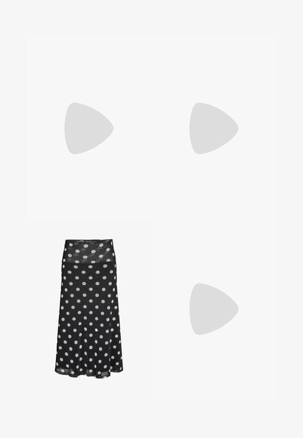T-shirt à rayures avec un col rond, fabriqué en coton léger, présentant des rayures noires et crème uniformément espacées, des manches courtes et une coupe décontractée.; Jupe midi noire à pois blancs avec une large ceinture en tissu mesh.; Ballerines en cuir noir avec un bout arrondi, une semelle plate et une fine sangle ajustable sur le cou-de-pied avec une boucle en métal.; Petit sac à main noir brillant avec deux longues anses et des détails à cordon sur les côtés sur un fond clair uni.