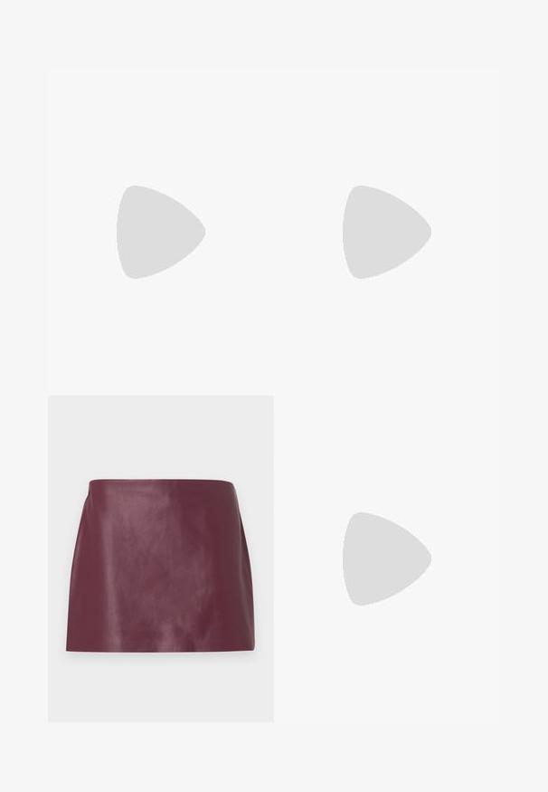 Langærmet off-the-shoulder bluse i blødt stof, med et dæmpet ternet mønster i nuancer af brun og beige, og en afslappet pasform.; Miniskirt i glat burgunderlæder med lige snit og uden synlige dekorationer eller lukninger.; Bourgogne laklæder slingback-hæl med spids tå, tynd ankelrem og lille dekorativ spænde. Glat tekstur og høj hæl.; Rektangulær sort læderhåndtaske med en enkelt lang rem og blank finish, vist mod en ensfarvet hvid baggrund.