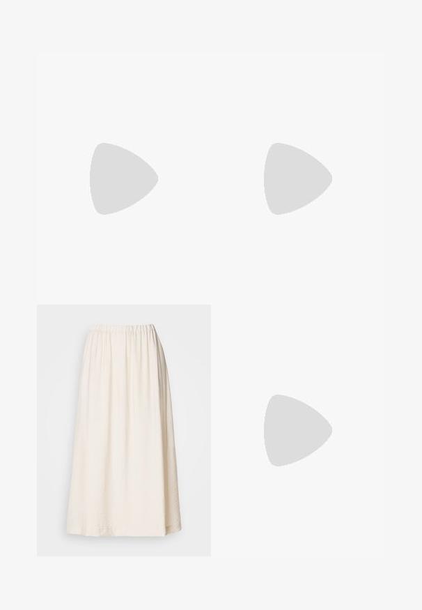 Off-white kortekorte mouw top van gestructureerde stof met een geribbeld patroon, met een brede ronde halslijn en een ontspannen pasvorm.; Lange, crèmekleurige rok met een elastische tailleband. Gemaakt van een gemêleerde stof, heeft het een volle silhouet en valt het soepel.; Benen met donkere geribbelde leggings gecombineerd met zwarte ballerina's met kleine strikdetails op een witte achtergrond.; Zilverkleurige stervormige oorringen met een gladde, gepolijste afwerking op een effen witte achtergrond.
