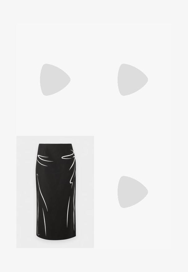 Μαύρο T-shirt με κείμενο "MOSCHINO" και "Milano". Διακοσμημένο με ανάγλυφη εκτύπωση ροζ χάντρων πέρλας που μοιάζουν με κρεμαστά κολιέ. Κοντά μανίκια.; Μαύρη pencil φούστα μέχρι το γόνατο με λευκές αφηρημένες κυρτές γραμμές στις μπροστινές πλευρές.; Μαύρο γυναικείο παπούτσι με ανοιχτή φτέρνα, λεπτό στιλέτο τακούνι και μυτερή μύτη, με το κείμενο "LOVE MOSCHINO" στο λουράκι και την άκρη.; Μαύρη ορθογώνια τσάντα Love Moschino με χρυστό ράψιμο και ρυθμιζόμενο ιμάντα ώμου σε απλό φόντο.