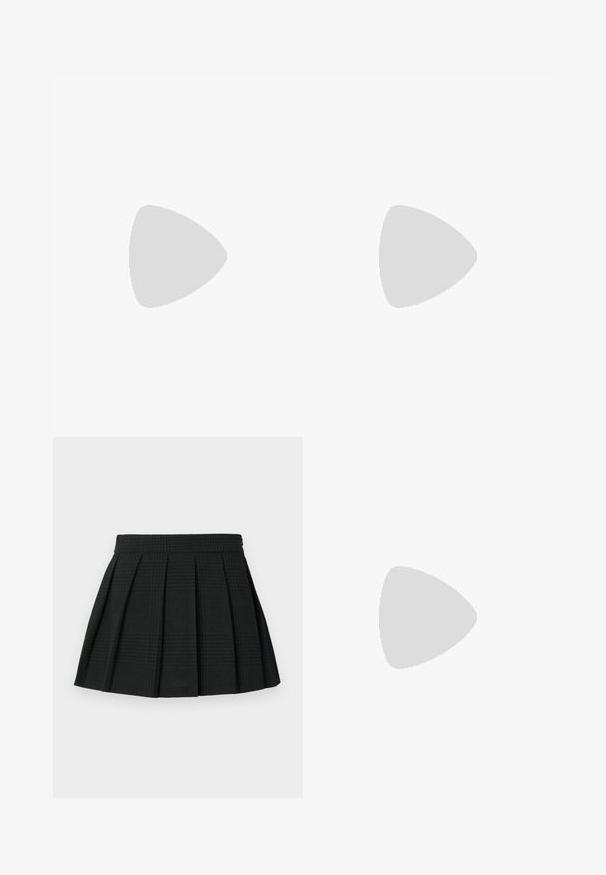 Parte superior corta de manga corta en verde oscuro con brillo, con escote redondo y ajuste relajado sobre un fondo liso.; Falda corta de pliegues negra hecha de tela texturizada. Presenta una cinturilla y un sutil patrón de cuadros en toda la prenda. Longitud corta con pliegues en capas.; Even&Odd Bailarinas con tira trasera - black; Bolso de tela negra suave con parte superior fruncida y asas redondeadas anudadas en la base, sobre un fondo claro y liso.