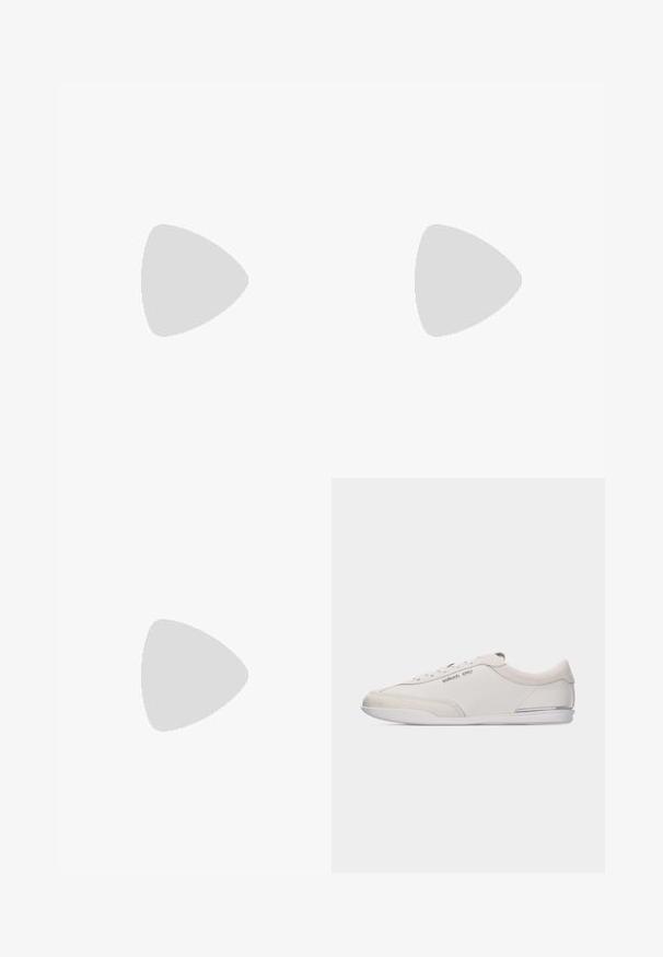 Sort sweatshirt og matchende joggers, lavet af blødt stof. Hættejakke med lynlås, elastiske manchetter og talje. Logo trykt på begge dele.; Lavprofil hvid og beige snøresneakers med glat læder og ruskindsdetaljer, med en lille Michael Kors-logo på siden.; Sort læderhåndtaske med klaplukning, enkelt top-håndtag, bred justerbar skulderrem og lille sølvlogo foran.; Sølv metal hoop øreringe med en rektangulær form og let afrundede kanter, der har en glat overflade og et enkelt, minimalistisk design.