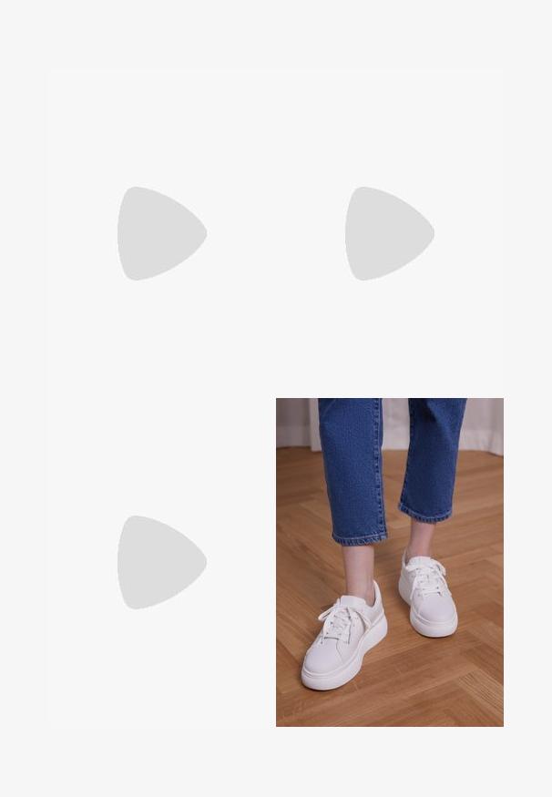 ONLY MATERNITY OLMLITA EMMA - Buksedragter - black; Ben iført cropped blå jeans og hvide snørebånds-plateausneakers, stående på lyst trægulv.; Lys grå polstret skuldertaske med en buet form, der har en enkelt håndtag og en glat, textured overflade. Simpelt design uden yderligere hardware.; Sølv hoops øreringe med et tyndt, glat design; langstrakt oval form; poleret finish; har en sikker krog lukning.