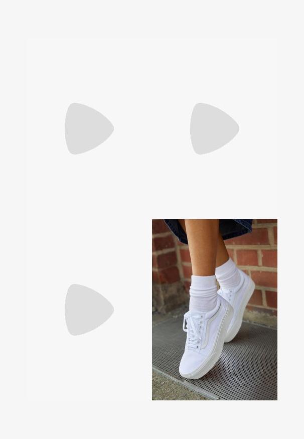Sorte og hvide stribede jumpsuit med v-udskæring, fine stropper og båndelastik i taljen. Materialet ser letvægtsagtigt ud med en glat tekstur.; Hvide lærreds sneakers med gummisåler, der har seks snørehuller, rund tå og let sømdetaljer, krydret med hvide ankelstrømper.; Hvid taske i faux læder med en struktureret trekantet form, enkelt justerbart skulderstrop og en flaplås med kurver.; Pilgrim Øreringe - gold-coloured