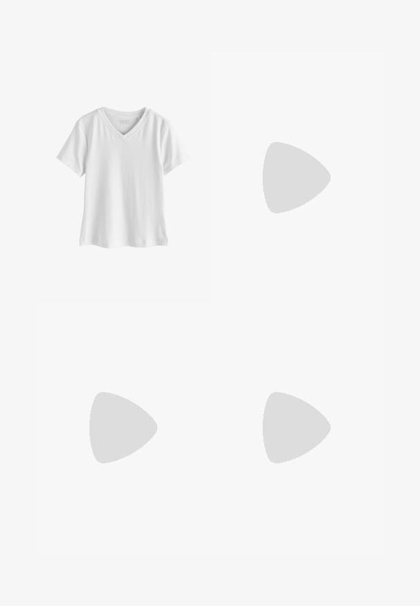 T-shirt blanc à manches courtes avec col en V, au design simple, uni et à la coupe régulière, présenté sur fond blanc.; Shorts en jean bleu clair, avec une coupe droite, cinq poches et une fermeture à bouton. Fabriqués en coton avec une texture lisse.; Sandale tong en caoutchouc noir avec semelle texturée et fines brides en Y sur un fond blanc uni.; Lunettes de soleil carrées noires avec des verres vert foncé, présentant des montures audacieuses et des accents argentés sur les côtés. Fabriquées en Italie.