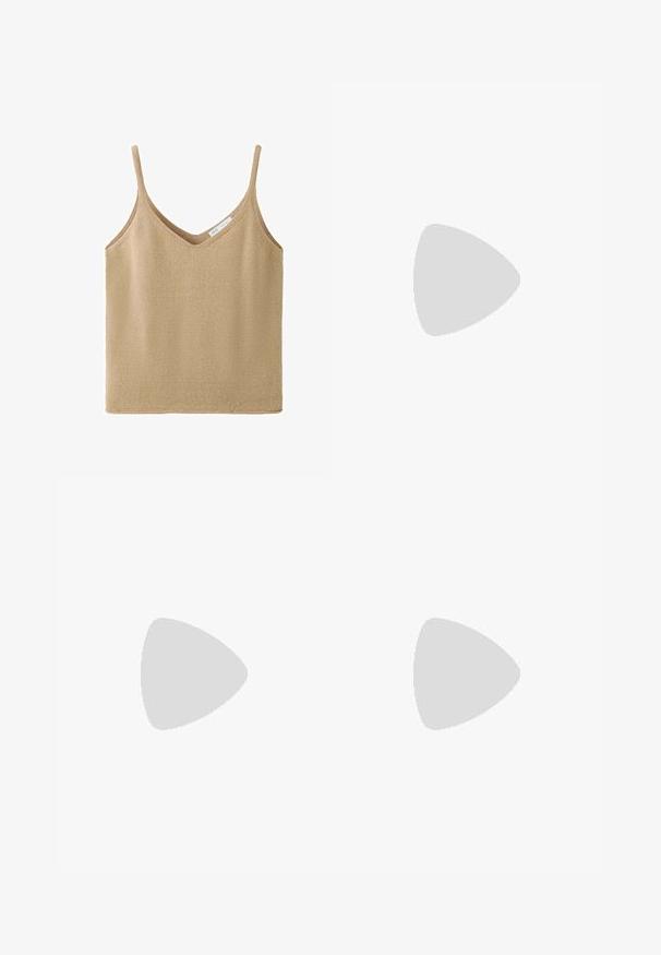 Beige strikket ærmeløs tanktop med tynde stropper og V-halsudskæring, med en lille hvid mærkeetiket inde i nakken.; Beige linned brede bukser med elastisk talje og frontfolder, i en glat tekstur og ankellængde.; Beige ruskind åben tå mule med kort sort kittenhæl og åben hæl, vist fra siden på en hvid baggrund.; Sort vævet tote-taske med to håndtag, medium størrelse, enkelt design og fleksibel tekstur mod en hvid baggrund.