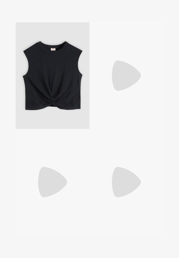 Haut court noir sans manches avec un col rond et un détail de nœud torsadé à l'avant, centré à l'ourlet.; Jean en denim bleu foncé avec une coupe droite. Comprend une fermeture éclair avec un bouton, cinq poches et des coutures contrastantes.; Bottine en cuir noir avec un bout pointu, une silhouette élégante et un talon carré massif. Texture lisse avec des détails de couture minimalistes.; Ceinture en cuir noir au toucher lisse, boucle en métal argenté de forme ovale et plusieurs trous d'ajustement le long de la sangle. Design plat et minimal.