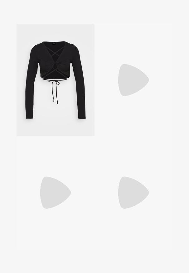 Monki Top s dlhým rukávom - black; Monki Nohavice - black; Čierne členkové topánky na podpätku s rebrovanou ponožkovou časťou, hladkým povrchom, zaoblenou špičkou a blokovým podpätkom pre stabilitu.; Čierna a strieborná kabelka s textúrovaným povrchom so vzorom diamantov, s uzlovou rukoväťou a štruktúrovaným tvarom.