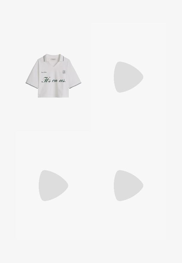 Valge lühike polosärk rohelise äärisega, tekstiga "It's on us.", Marc O'Polo logo ja ümmarguse M OP embleemiga rinnal.; Beežid laiade jalgadega püksid vööaasade ja kahe nööbiga vöökohal, küljetaskutega, asetatud valgele taustale.; Valged spordijalatsid, mis on valmistatud sünteetilisest nahast, rohelise brodeeritud krokodilli logoga, paeltega kinnituse ja minimalistliku silueti. ; Kuldse tooniga kõrvarõngad, mis on valmistatud sujuva, pikliku kujuga ja kaitstud läikiva viimistlusega ning millel on kindel lukustus.