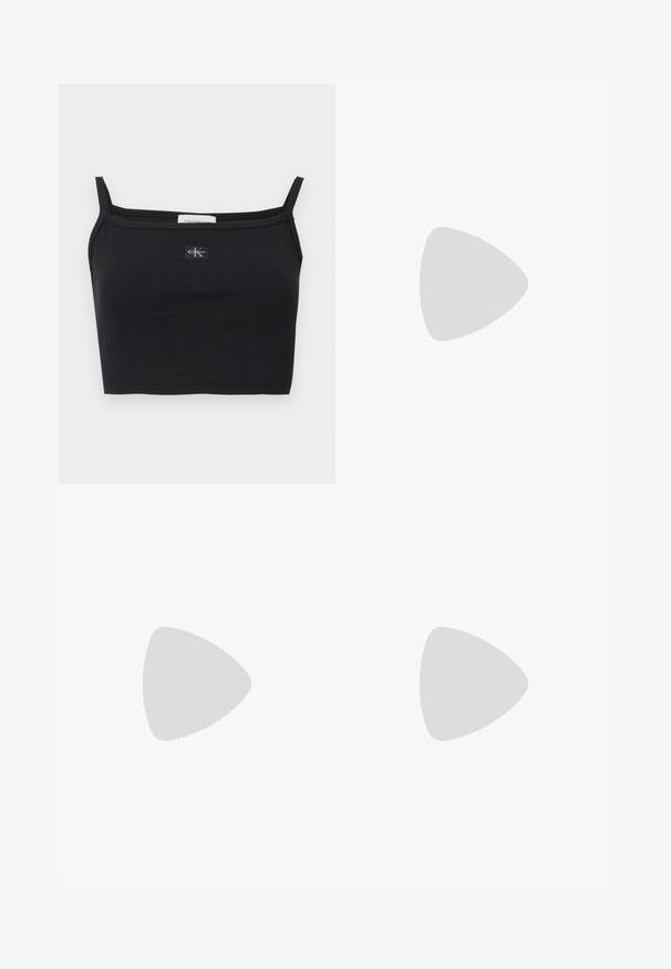Μαύρο cropped τοπ με ριπ ύφανση και λεπτές τιράντες, με ένα μικρό πατς λογότυπο Calvin Klein στο κέντρο του στήθους.; Λεπτά τζιν σε μεσαίος μπλε τζιν, με ψηλή μέση, λείο ύφασμα, δύο μπροστινές τσέπες και μία πίσω τσέπη.; Μαύρο δερμάτινο slip-on mule από Calvin Klein με χοντρό τακούνι που ακουμπά σε ξύλινα πλακάκια σε εξωτερικό χώρο κοντά σε ένα πράσινο φυτό και γκρίζο τοίχο.; Μαύρη δερμάτινη τσάντα ώμου με χρυστό φερμουάρ, με ανάγλυφο λογότυπο "cK" στο μπροστινό μέρος και μία λουρίδα για μεταφορά.